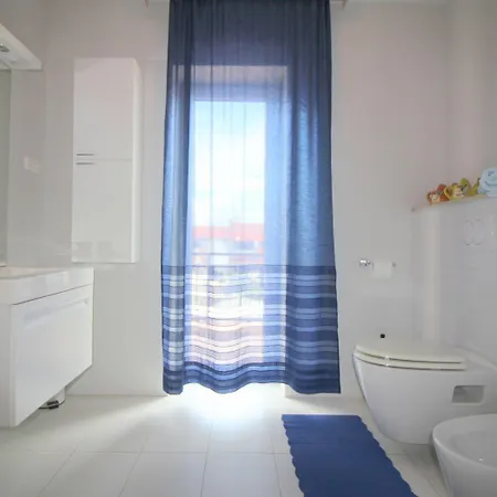 Helles Nur 350 Meter Zum Mit Privatem Balkon Und Meerblick 公寓